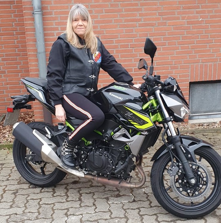 Angie - auf ihrer flotten Kawasaki